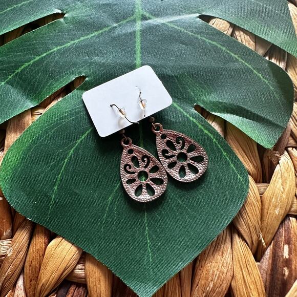 BOGO FREE SILVER LASER CUT TEAR DROP VTG EARRINGS - Picture 4 of 4